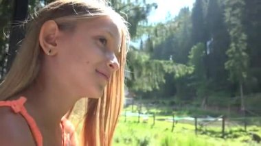 Trenle Çocuk Seyahati, Pencereye Bakan Çocuk Turist, Kız Kampı Macerası