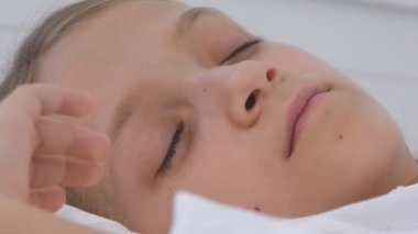 Yatakta uyuyan çocuk çocuk portre yatak odasında, kız yüz evde istirahat