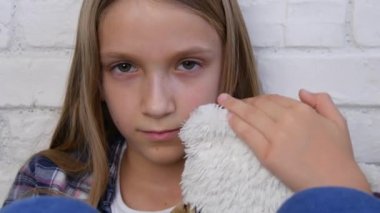Üzgün çocuk, mutsuz çocuk, depresyon, hasta hasta kız vurguladı düşünceli kişi