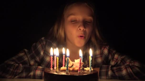 Fiesta de cumpleaños infantil soplando velas en la noche, celebración del aniversario de los niños — Vídeo de stock