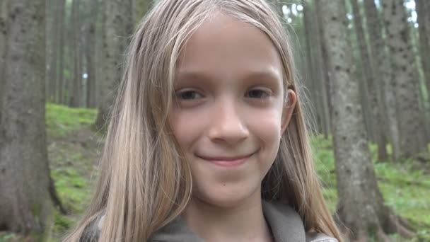 Дитячий портрет в лісі, дитина походи гори, дівчина грає кемпінгу пригода — стокове відео