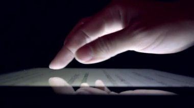 Alışveriş online Tablet, iş kadın kız okuma gazete aygıt kullanma