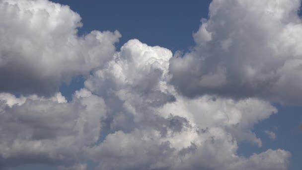 天空上蓬松的云彩， 时移戏剧性的云， 延时 — 图库视频影像