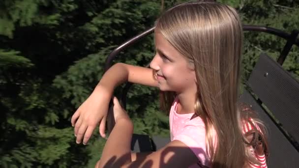 Enfant en télésiège, Fille touristique en téléski, Enfant dans les montagnes du chemin de fer, Alpine — Video