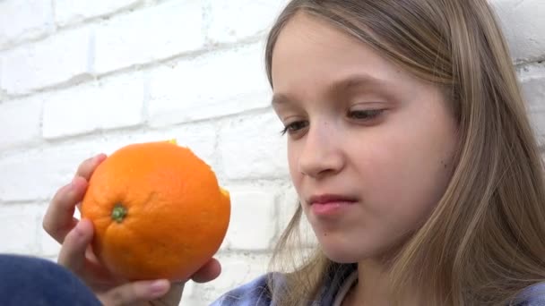 Gyermek Narancsot eszik Gyümölcs Reggelinél, Lány Kölyök Szaglás Egészséges Élelmiszer Konyha — Stock videók