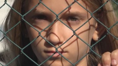 Üzgün Çocuk Terk, Hasta Mutsuz Stray Girl Kız Depresif, Kız Oynamıyor