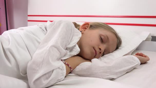 Niño durmiendo en la cama, retrato de niño descansando en el dormitorio, cara de niña en casa — Vídeo de stock