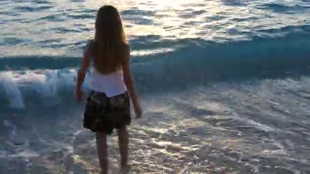 Niño jugando en la playa al atardecer, Niño viendo olas marinas, Retrato de niña en la orilla — Vídeo de stock