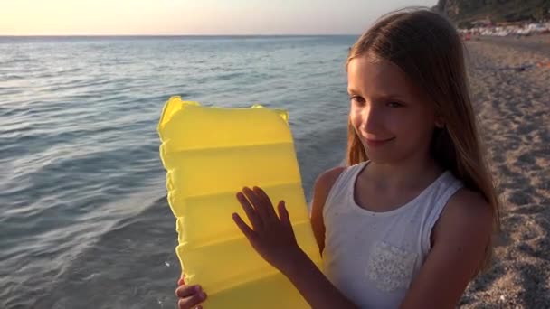 Niño jugando en la playa al atardecer, Niño viendo olas marinas, Vista de niña al atardecer — Vídeo de stock