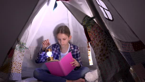 Kind lezing, Kid studeren in nacht, meisje spelen in de speelkamer, leren in de Tent — Stockvideo