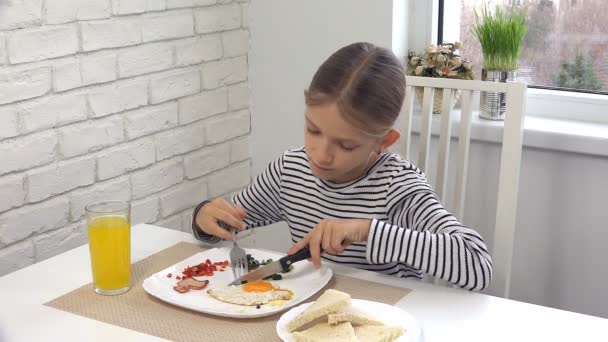 Dziecko jedząc śniadanie w kuchni, dziecko zjada zdrowe jedzenie jaj, warzywa dziewczyna — Wideo stockowe