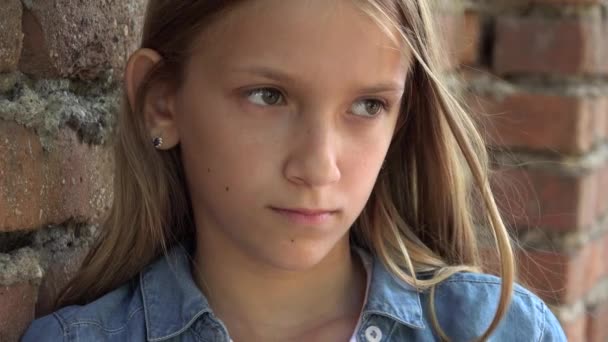 悲しい子供、一人で遊んでいない子供、公園の屋外で不幸な思慮深い女の子 — ストック動画