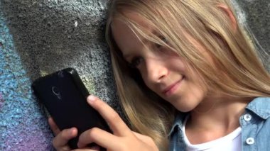 Akıllı Telefon Kullanan Çocuk, Akıllı Telefonda Oynayan Çocuk, Parktaki Kız Açık
