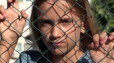 Üzgün Çocuk Terk, Hasta Mutsuz Stray Girl Kız Depresif, Kız Oynamıyor