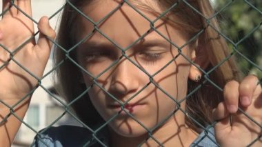 Üzgün Çocuk Terk, Hasta Mutsuz Stray Girl Kız Depresif, Kız Oynamıyor