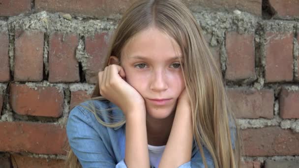 Trauriges Kind, nicht allein spielendes Kind, unglückliches nachdenkliches Mädchen im Park — Stockvideo