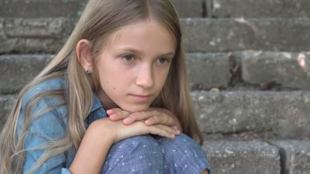 Sad dziecko, nie grając sam Kid, nieszczęśliwy miło dziewczyna w odkryty w Park — Wideo stockowe