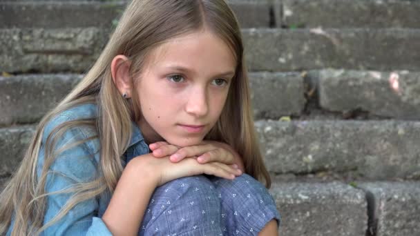 悲伤的孩子，不玩单独的孩子，不快乐的考虑女孩在户外在公园 — 图库视频影像