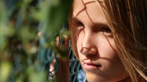 Üzgün Çocuk Terk, Hasta Mutsuz Stray Girl Kız Depresif, Kız Oynamıyor — Stok video