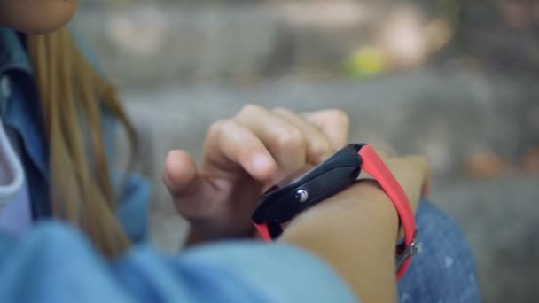 Smart Watch, Enfant utilisant Smartwatch Outdoor dans le parc, Enfant jouant sur Smartphone — Video