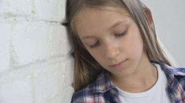 Üzgün çocuk, mutsuz çocuk, depresyon, hasta hasta kız vurguladı düşünceli kişi
