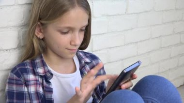 Tablet, Smartphone, çocuk kız okuma iletileri Internet tarama oynayan çocuk