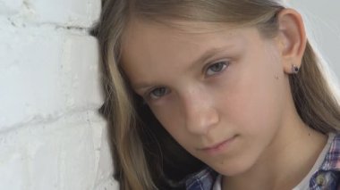 Üzgün çocuk, mutsuz çocuk, depresyon, hasta hasta kız vurguladı düşünceli kişi