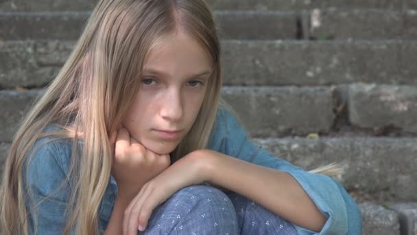 Triste enfant, ne jouant pas seul enfant, malheureuse fille réfléchie en plein air dans le parc — Video