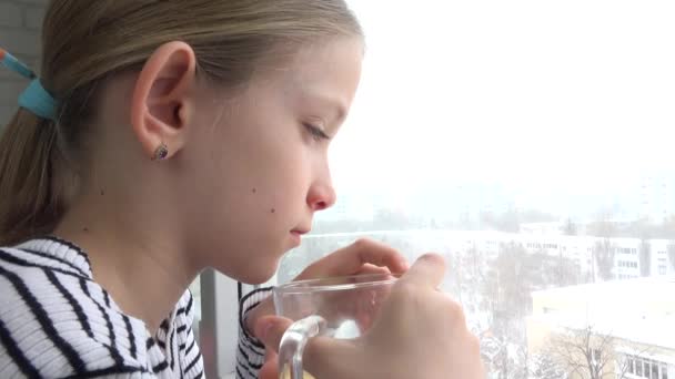 Niño enfermo mirando por la ventana, cara de niño triste bebiendo té, Blizzard Winter — Vídeo de stock