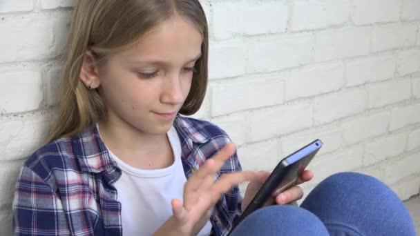 Barn leker tablett, Kid Smartphone, flicka läsa meddelanden surfar Internet — Stockvideo