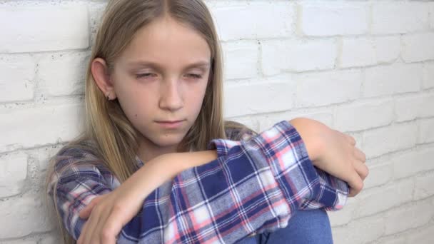 不幸な子供、悲しい子供うつ病の病気の女の子を強調した、病気の子供虐待人 — ストック動画