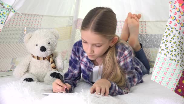 Kind spielt Tablet im Spielzimmer Mädchen schreibt Hausaufgaben für Schulhof — Stockvideo