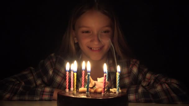 Fiesta de cumpleaños infantil soplando velas en la noche, celebración del aniversario de los niños — Vídeo de stock