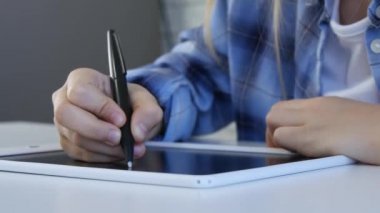Tablete, okul sınıf yazma, ödev yapmak öğrenme kız okuyan çocuk