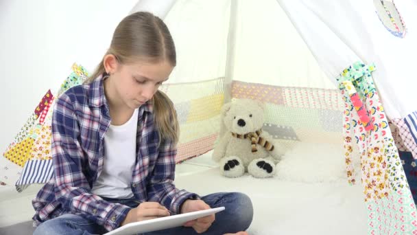 Dziecko gry Tablet w domowych zabaw dziewczyna piśmie dla szkoły sala zabaw dla dzieci — Wideo stockowe