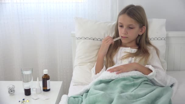 Nemocné dítě v posteli, Ill Kid s teploměrem, holka v nemocnici, pilulky léku — Stock video