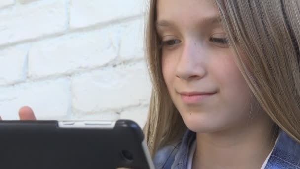 Kind spelen Tablet, Smartphone, Kid meisje lezing berichten surfen op Internet — Stockvideo