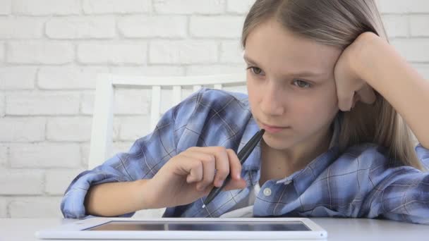 소녀, 학교 수업에 쓰기, 숙제 학습 태블릿에 공부 하는 아이 — 비디오