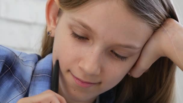 Kind lernt am Tablet, Mädchen schreiben in der Schulklasse, lernen Hausaufgaben machen — Stockvideo