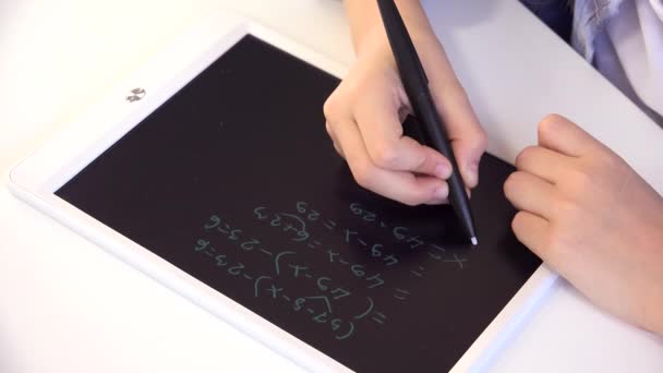 Dítě studuje na tabletu, holka píše ve školní třídě, učí se dělat domácí úkoly — Stock video