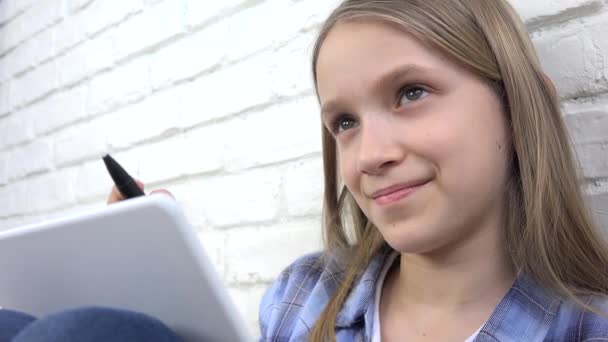 Kind Schrijven, Studeren, Bedachtzame Kid, Pensive Student Learning Schoolmeisje — Stockvideo