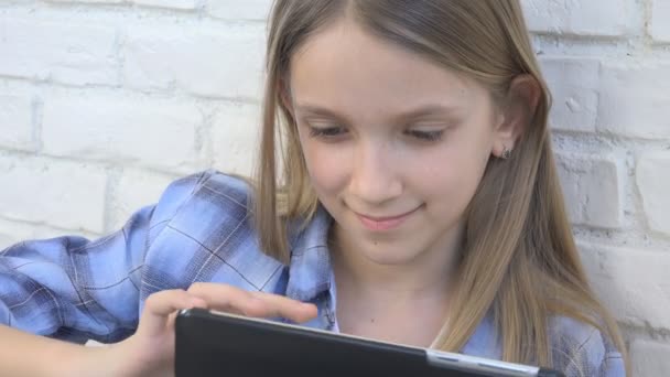 Bambino che gioca Tablet, Bambino Smartphone, Ragazza lettura messaggi Navigazione Internet — Video Stock