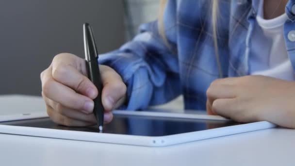 Niño que estudia en la tableta, Chica que escribe en la clase escolar, Aprendiendo haciendo tareas — Vídeos de Stock