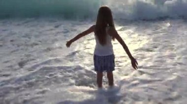 Sahilde günbatımı, dalgalar deniz, izlerken çocuk oynayan çocuk kız portre kıyısında