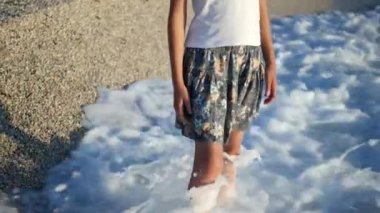 Sahilde günbatımı, dalgalar deniz, izlerken çocuk oynayan çocuk kız portre kıyısında