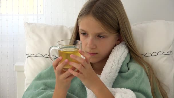 Nemocné dítě pít čaj, nemocné dítě v posteli, utrpení Girl, pacient v nemocnici — Stock video