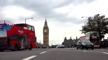 Londra Westminster Sarayı, büyük Ben görünümü, ağır trafik Street kırmızı otobüs ile