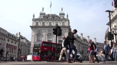 Piccadilly Circus Londra Trafik, Insanlar turistler yürüyüş, Crossing Street
