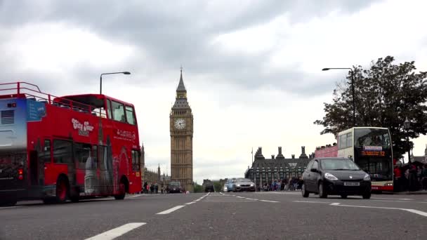 Londýn Westminsterský palác, Big Ben pohled, těžký provoz Street s červeným autobusy — Stock video