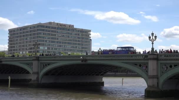 Nemocnice Svatého Tomáše, pohled na provoz na Westminsterském mostě, řeka Thames — Stock video